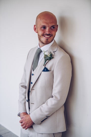 groom look on the morning of his wedding. wedding photography poses