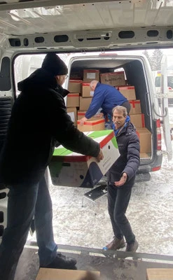 Projekt Ukraine - engagiert mit Herz - ältere Dame mit Waren