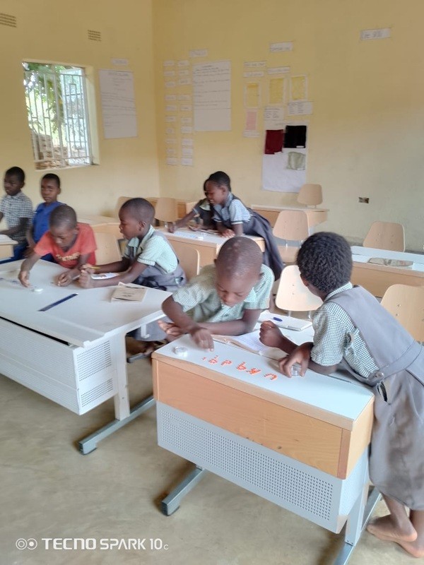 Malawi – Zikomo Foundation - Schule mit neuen Tischen