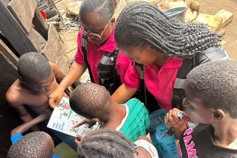 TECHshare Kamerun - Schüler und Abfallkreislauf