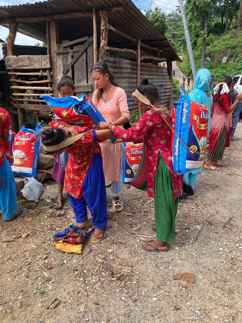 Verein Shanti Med Nepal - Frauen erhalten Nahrungsmittel
