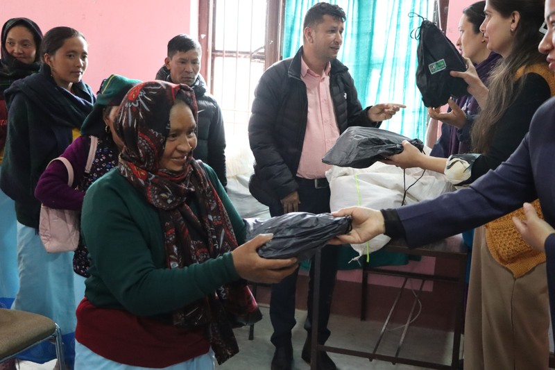 Sambhav Nepal SAFE MOONDAYS - Verteilung an Frauen