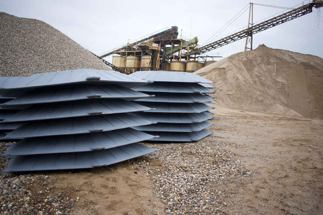 Floating reeds and wavebreakers