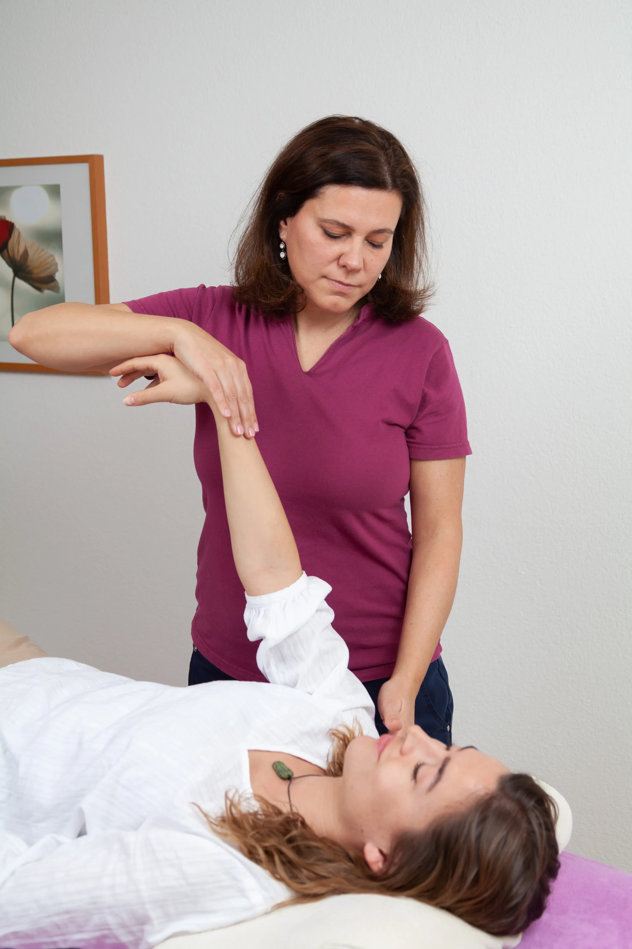 Kinesiologie Sitzung in Cham Muskeltest zur Stressregulation und inneren Ruhe in der Praxis von Frau zu Frau