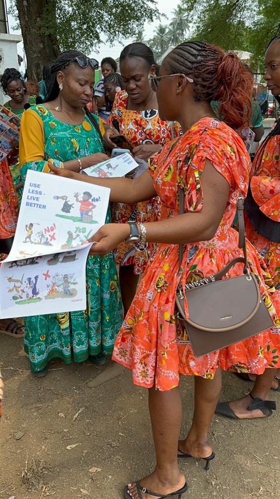 TECHshare Kamerun - Flyer erklären und verteilen