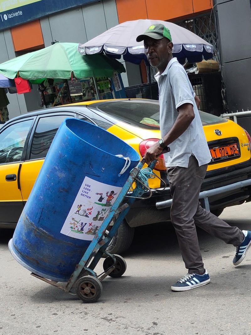 TECHshare Kamerun - Abfall einsammeln