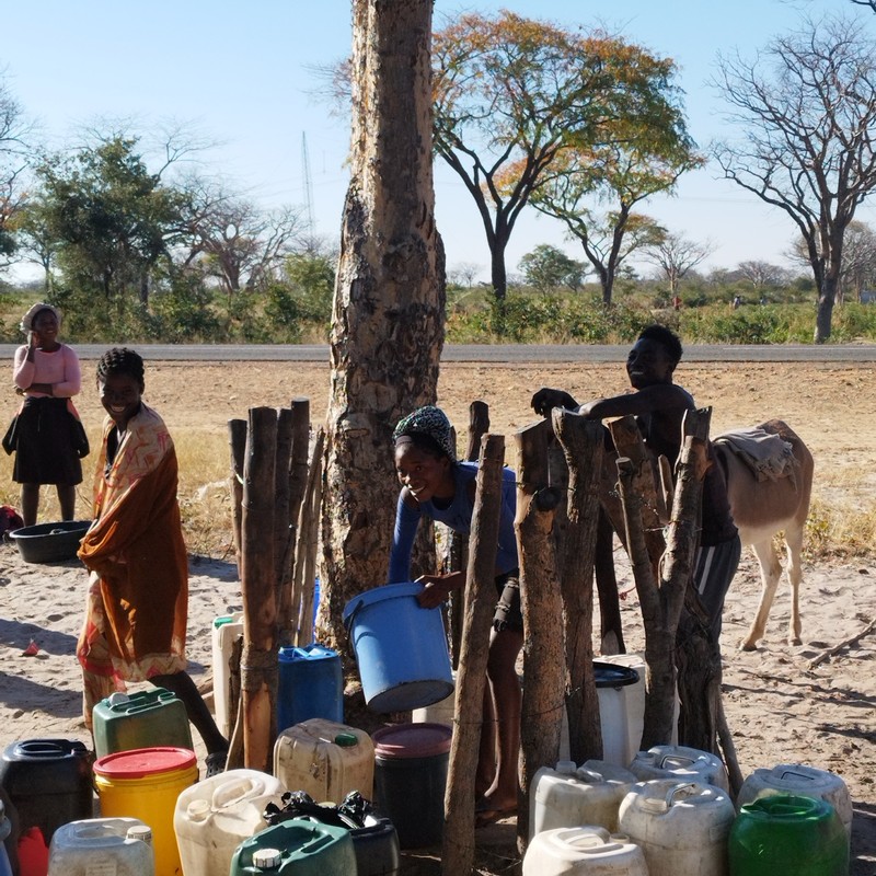 Namibia – Verein Freunde von Dipupo - Frauen beim Wasser holen