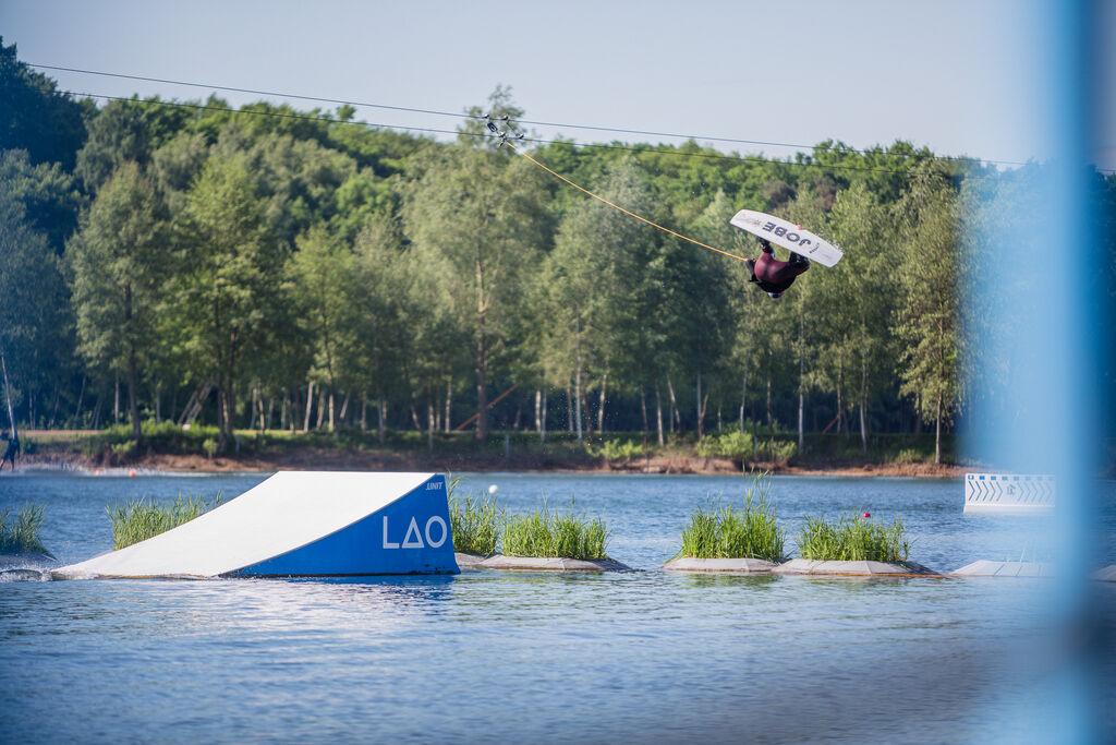 Floating reeds and wavebreakers