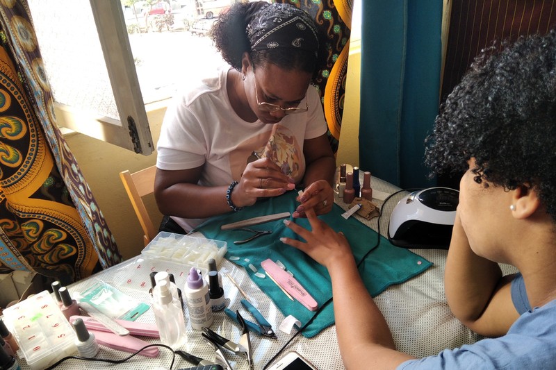 CABO VERDE Stiftung für Bildung - Kapverden - Maniküre Lektion