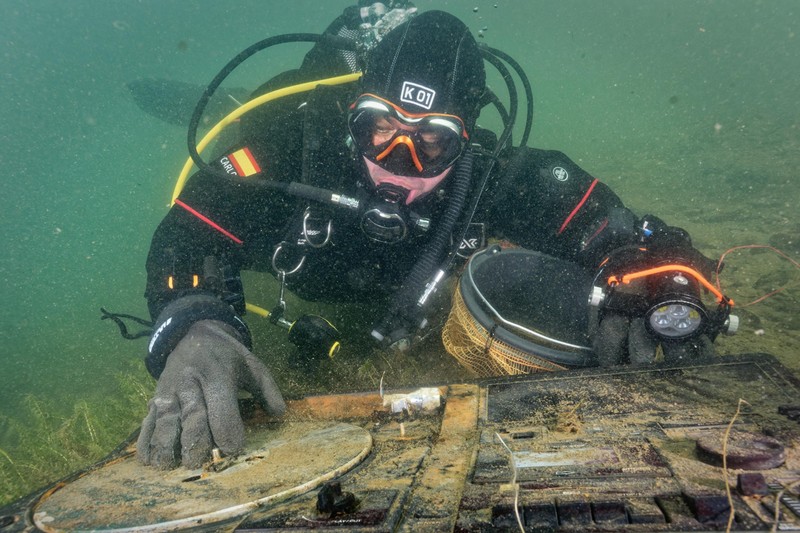 Abfalltaucher Schweiz - cleaning up underwater