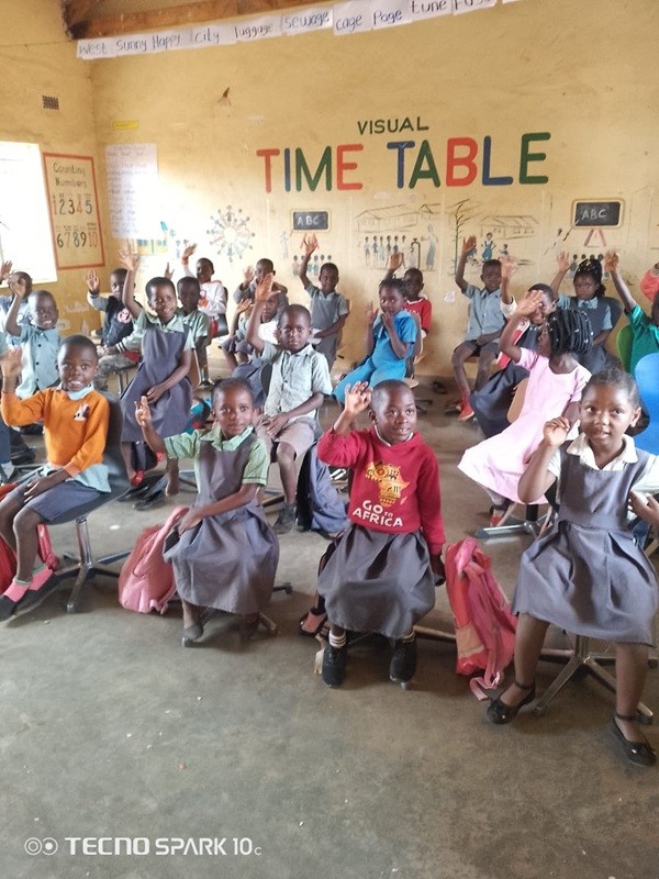 Malawi – Zikomo Foundation - Schule mit neuen Stühlen