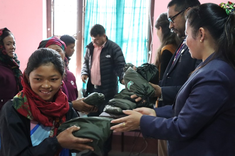 Sambhav Nepal SAFE MOONDAYS - Verteilung an Mädchen