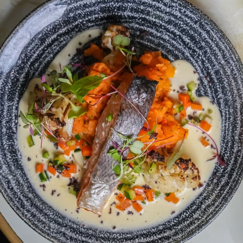 Scallops with Mango-Chilli Puree & Samphire