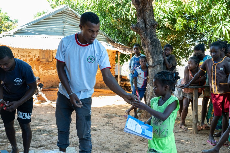 Madagaskar – Verein Nihaona - Übergabe Malbücher und Farbstifte