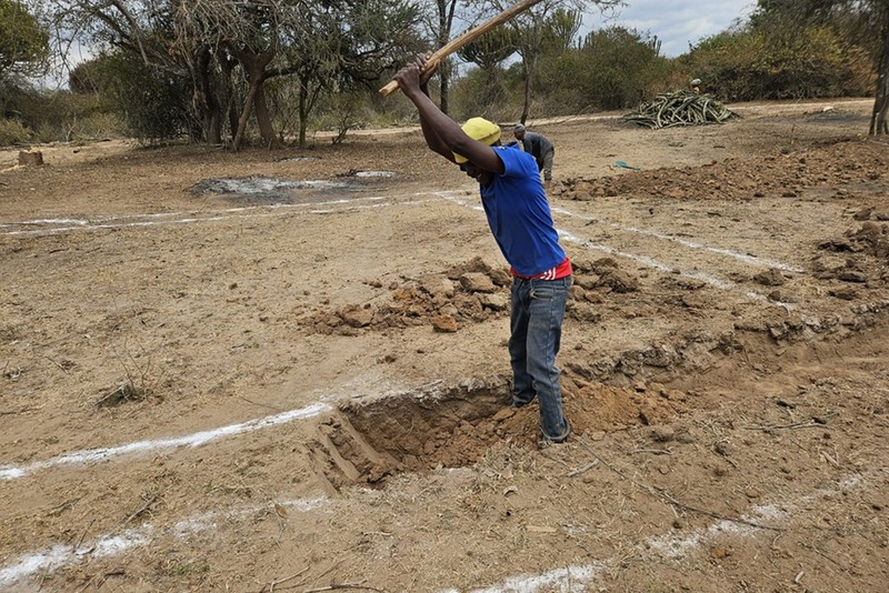 Tansania – Association Elewa-Africa - Arbeiter beim graben