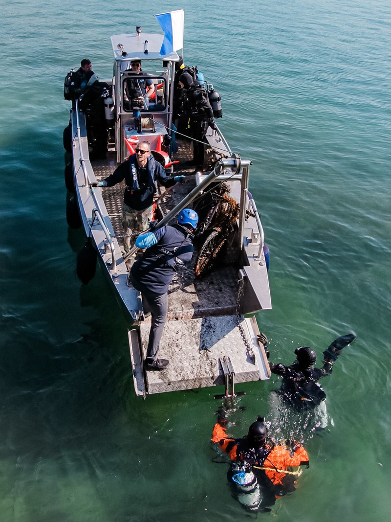 Abfalltaucher Schweiz - diving operation