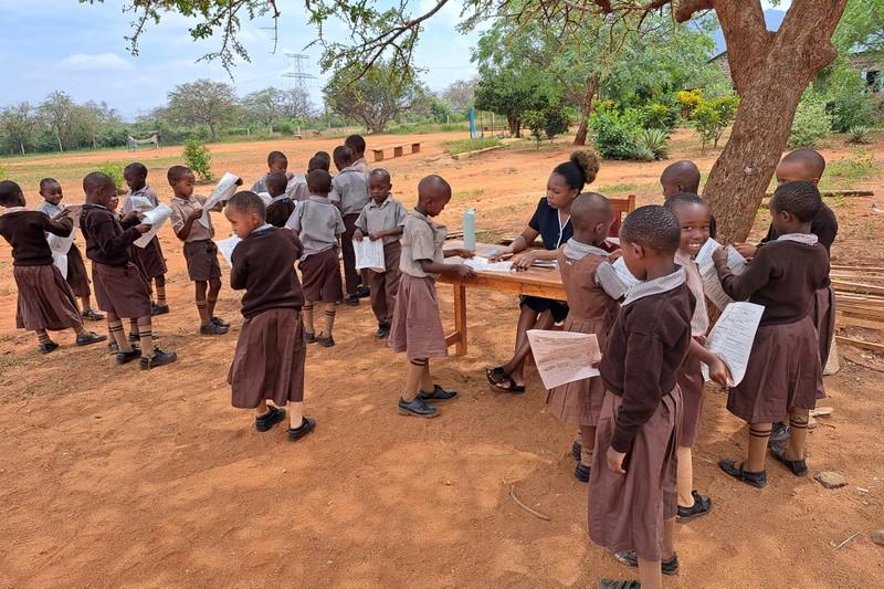 Kenyan Children Help - draussen zeichnen