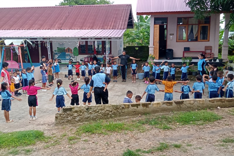 Indonesien, Insel Sumba – StarKids Foundation - turnen im Freien