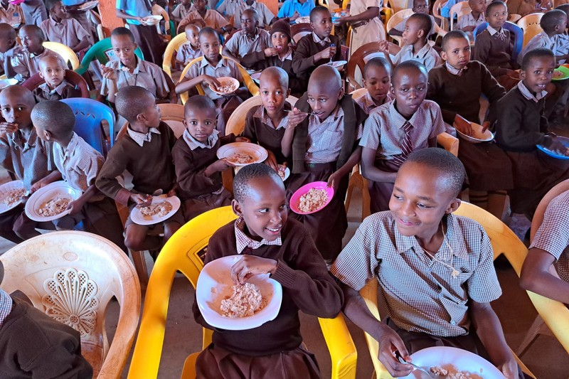 Kenyan Children Help - gemeinsames Mittagessen