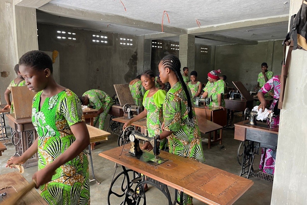 Ausbildung zur Schneiderin Benin - Source de Vie